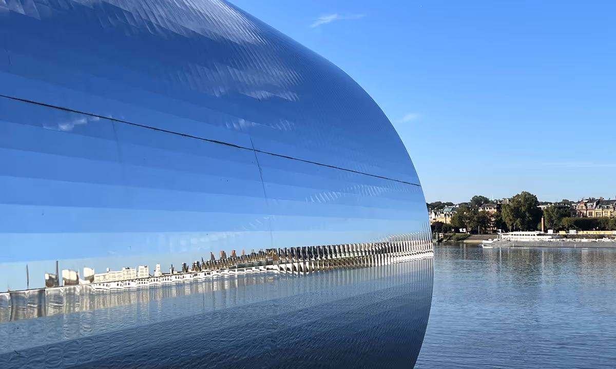 Kunstobjekt mit Spiegeln und Blick über den Rhein auf die Stadt Mainz · M.F. Fischer